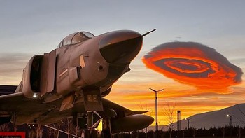 Fenomena langit unik terjadi di langit Turki. Sebuah formasi besar awan berbentuk UFO melayang di atas sebuah kota. Foto: Anadolu Agency via Getty Images/Anadolu Agency