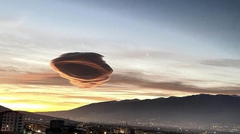 Awan ini terbentuk karena fluktuasi angin yang kencang dan menandakan adanya turbulensi yang bergerak ke bawah di langit. Foto: Anadolu Agency via Getty Images/Anadolu Agency