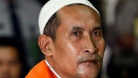 Pada 6 Oktober 2010, Pengadilan Negeri Jakarta Timur (PN Jaktim) menjatuhkan vonis penjara seumur hidup kepada Babe. Hukuman ini di bawah tuntutan jaksa penuntut umum (JPU) yang menuntut hukuman mati. Jaksa pun mengajukan banding dan dikabulkan. Hukuman mati ini kemudian dikuatkan oleh MA dan telah berkekuatan hukum tetap. PK Babe juga kandas. (Dok. Detikcom)  