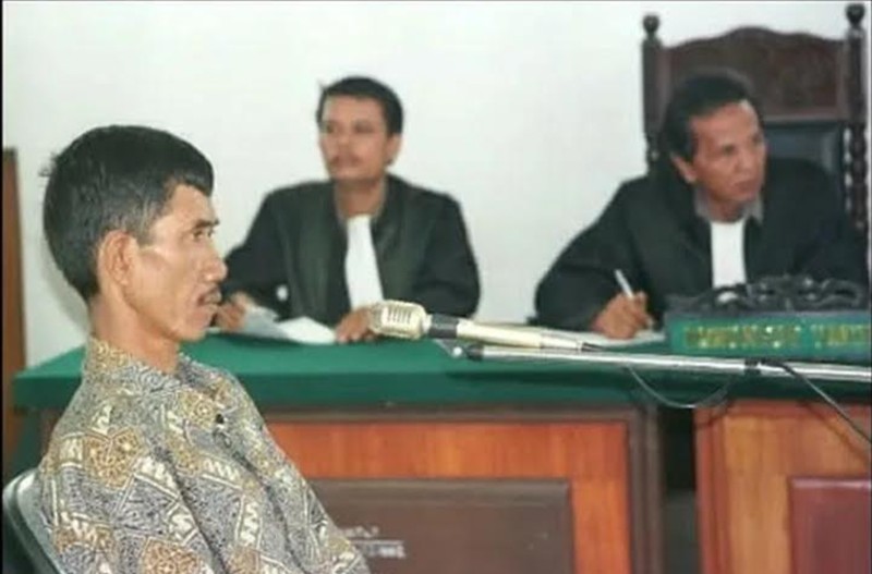 Pemegang serial killer terbanyak di Indonesia masih dipegang Ahmad Suradji alias Dukun AS. Dukun AS membunuh 42 wanita dengan motif untuk mendapatkan ilmu hitam. Mayat korban dikuburkan di perkebunan tebu di Desa Sei Semayang, Kabupaten Deli Serdang, Sumatera Utara. Kasus ini mulai terungkap pada 1997.