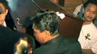 Potret peti mati Dukun AS usai dieksekusi mati. Dukun AS kemudian diproses secara hukum untuk mempertanggungjawabkan perbuatannya. Majelis hakim Pengadilan Negeri Lubuk Pakam kemudian menjatuhkan hukuman mati kepada Dukun AS pada 27 April 1998. Dukun AS dieksekusi mati pada 10 Juli 2008 di suatu titik di Deli Serdang oleh tim eksekusi Brimob Polda Sumut. (Khairul/Detikcom)  