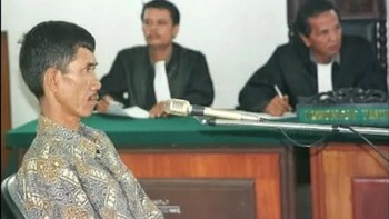 Ahmad Suradji atau Dukun AS asal Indonesia, dilaporkan mulai membunuh tahun 1986. Dia mengatakan mendiang ayahnya datang dalam mimpi dan memerintahkan membunuh 70 wanita. Suradji jadi dukun dan beberapa korban datang untuk meminta bantuannya. Dia membujuk mereka ke sebuah ladang dan mengubur mereka sampai ke pinggang, yang mereka yakini sebagai bagian dari penyembuhan ajaibnya. Dia malah mencekik wanita-wanita itu. Di 1998, setelah polisi menemukan beberapa mayat, Suradji ditangkap dan dihukum atas 42 pembunuhan. Tahun 2008, dia dieksekusi. Foto: Dok. Detikcom