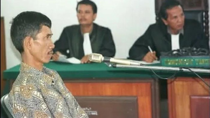 Pemegang serial killer terbanyak di Indonesia masih dipegang Ahmad Suradji alias Dukun AS. Dukun AS membunuh 42 wanita dengan motif untuk mendapatkan ilmu hitam. Mayat korban dikuburkan di perkebunan tebu di Desa Sei Semayang, Kabupaten Deli Serdang, Sumatera Utara. Kasus ini mulai terungkap pada 1997.