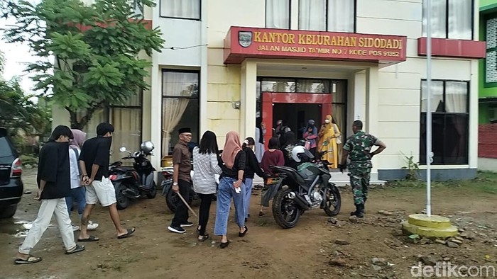 7 muda-mudi di Polman, Sulbar dibawa ke kantor kelurahan usai digerebek di kamar kos-kosan.