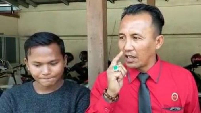 Adi Suganda (23) dan penasihat hukumnya Hari Muzahidin