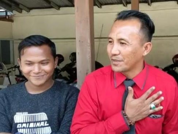 Adi Suganda (23) dan penasihat hukumnya Hari Muzahidin