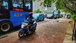 Aksi Nekat Pemotor Serobot Jalur Pejalan Kaki di Thamrin
