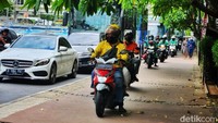 Para pengendara sepeda motor itu menerobos jalur pejalan kaki sekitar pukul 13.30 WIB. 