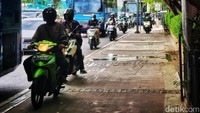 Selain melanggar peraturan lalu-lintas, tindakan tersebut membahayakan pejalan kaki.