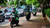 Pengendara sepeda motor melintas di jalur pedestrian Jalan Thamrin, Jakarta Pusat, Jumat (20/1/2023). Mereka terpantau menerobos sekitar pukul 13.30 WIB.