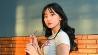 Iya benar. Pas aku SMA ceritanya. Itu lagi bucin-bucinnya, cinta monyetlah. Mantan aku itu bisa dibilang lumayan mandiri, apa-apa nggak minta orang tua gitu lho. Terus kebetulan saat itu dia lagi nggak ada kerjaan, nah aku sebagai pacar yang baik kan kasihan ya, soalnya saat itu mau lulus-lulusan, mantan aku ini bilang untuk biaya ujian sekolah, kalau nggak lulus kan kasihan ya. Jadi aku bayarin SPP mantan aku dua bulan. Itu aku jadiin surprise buat dia. Pas hari H mau ujian dia dibolehin masuk gitu, aku bilang aku yang bayarin, ujar Angelia Christy. (Foto: dok Instagram)