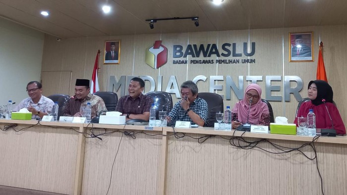 Anggota KPU RI Afif (kedua dari kiri) saat diskusi di Bawaslu (Anggi-detikcom)