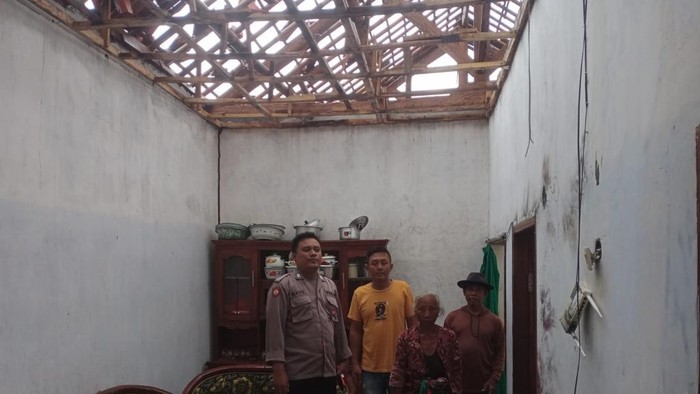 Atap rumah di Gumukmas, Jember hancur usai petir sambar modem Wifi