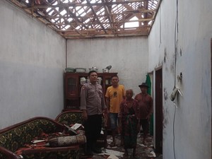 Petir Sambar Rumah di Jember, Atap Hancur-Tembok Retak