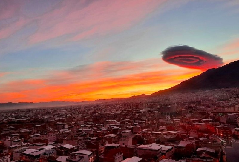 Awan lenticular di Turki