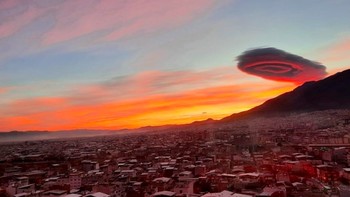 Awan lenticular terjadi Ketika udara stabil dan angin bertiup melintasi bukit dan gunung dari arah yang sama atau serupa pada ketinggian berbeda, kata pejabat badan meteorologi. Foto: Daily Sabah