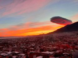 Penampakan Fenomena Langka Awan Mirip UFO