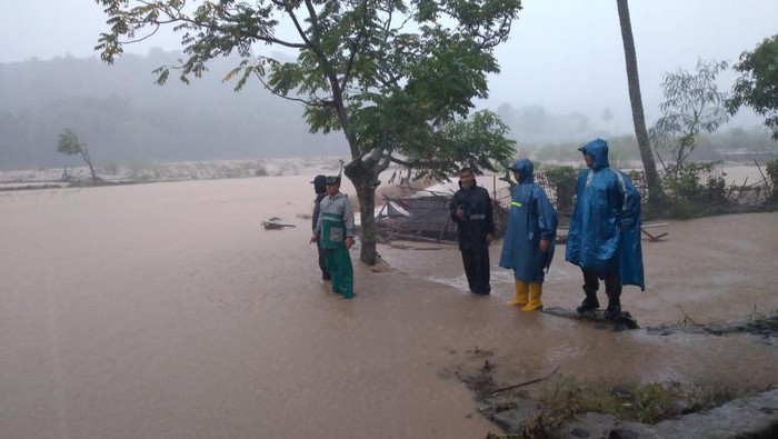 Banjir terjang Garut Selatan, Jumat (20/1/2023). Akibatnya jembatan dan sawah warga rusak.