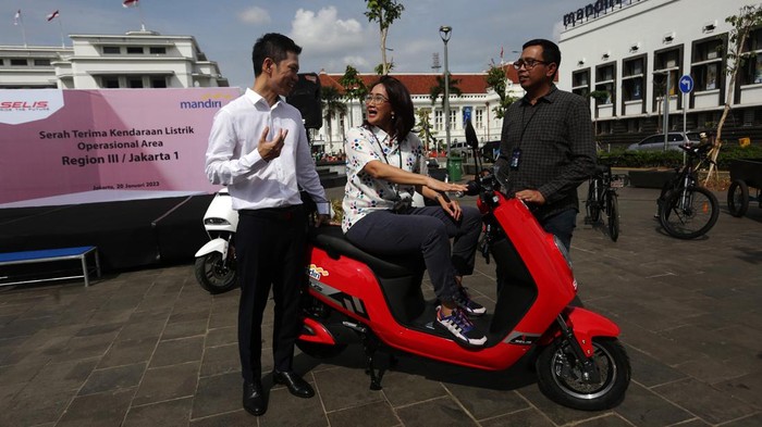 CEO PT Juara Bike (SELIS) Wilson Teoh, VP Area Head Bank Mandiri Tangerang Ki Samaun Shanti hayuningtyas dan RCEO III/Jakarta 1 I Gede Raka Arimbawa saat penyerahan kendaraan listrik operasional untuk 11 area dibawah Region III di Jakarta, Jumat (20/1). Kerjasama ini menjadi bentuk dukungan Bank Mandiri sebagai salah satu anggota 
