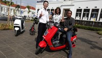 CEO PT Juara Bike (SELIS) Wilson Teoh, VP Area Head Bank Mandiri Tangerang Ki Samaun Shanti Hayuningtyas, dan RCEO III/Jakarta 1 I Gede Raka Arimbawa saat penyerahan kendaraan listrik operasional untuk 11 area di bawah Region III, Jumat (20/1).