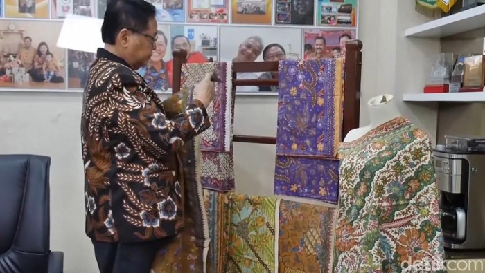 Sumartono dengan koleksi batik tiga negeri miliknya.