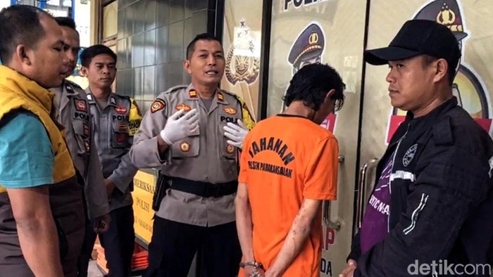 Pria inisial ASS pelaku begal di Sukabumi nekat mencekik korbannya hingga pingsan dan mengambil motornya, Jumat (20/1/2023).