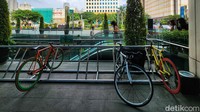 Parkir sepeda di Senayan City, Jakarta. Mewah dan berada di bagian depan mal, tak jauh dari parkiran motor gede (moge).