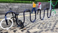 Sandaran parkir sepeda dibuat berliku di kawasan Jalan Sudirman-Thamrin..