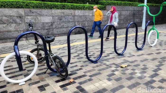 Parkir sepeda menjadi bagian dari membangun ekosistem transportasi ramah lingkungan. Tidak sekedar tempat bersandar, para arsitek merancang desain yang artistik dan mempermudah pesepeda memarkir dan mengunci kendaraanya. Berikut sekilas parkiran sepeda di Jakarta.