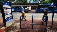 Parkir sepeda pada halte busway di Jalan Medan Merdeka Selatan, Jakarta. 