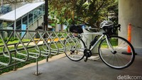 Parkir sepeda di Taman Baca Martha Tiahahu, Jakarta Selatan. Tempatnya di bagian dalam taman, nyaman dan mudah dilihat oleh pemilik.