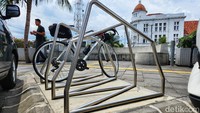 Parkir sepeda di kawasan Kota Tua, Jakarta. Sandarannya menggunakan material khusus yang mengkilap dengan desain geometri yang menarik.