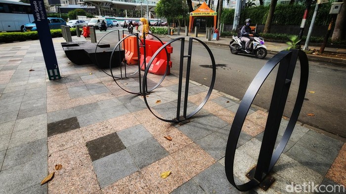 Beragam Desain Parkir Sepeda, dari Biasa Sampai Mewah Parkir sepeda menjadi bagian dari membangun ekosistem transportasi ramah lingkungan. Tidak sekedar tempat bersandar, para arsitek merancang desain yang artistik dan mempermudah pesepeda memarkir dan mengunci kendaraanya. Berikut sekilas parkiran sepeda di Jakarta.