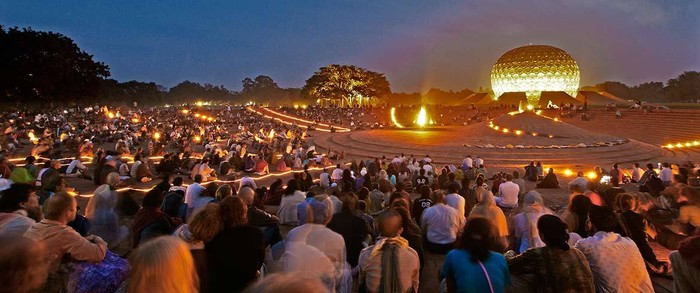 Berkumpul dini hari di kegiatan api unggun Auroville.