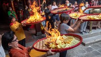 Dari Tanah Air tercinta, ada sejumlah prosesi sebelum Imlek salah satunya ritual Sang-Sin. Ritual tahunan ini digelar di Semarang sebagai makna menaikkan Toa Pek Kong atau Dewa dari altar klenteng menuju kahyangan untuk menghadap Tuhan Yang Maha Esa sebelum dilaksanakannya pembersihan rupang atau patung Dewa dalam rangka menyambut Tahun Baru Imlek 2574. ANTARA FOTO/AJI STYAWAN