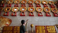 Vihara Amurva Bhumi, Jatinegara, Jakarta, juga mulai bersolek. Mulai dari membersihkan patung dewa hingga mendekorasi vihara. Pradita Utama/detikcom