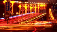 Lanjut, Jalanan di Beijing, China, juga bersolek dengan dekorasi lampion yang khas. Penampakannya saat malam hari terlihat sangat indah. CFOTO/Getty Images
