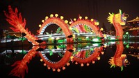 Lampion warna-warni dengan bentuk naga juga mejeng di kawasan Xian, China. VCG via Getty Images