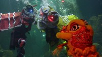 Atraksi barongsai di dalam air digelar oleh Sea World Ancol sebagai cara untuk meramaikan Imlek 2023. Agung Pambudhy/detikcom