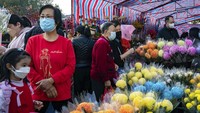 Dari Hong Kong, sejumlah warga mulai memadati kawasan pasar bunga di distrik Causeway Bay. AP Photo. Anthony Kwan