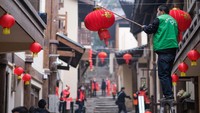 Dari China, salah satu kawasan perumahan di Beijing mulai bersolek dengan dekorasi lampion yang khas pada 15 Januari 2023 lalu. He Penglei/Getty Images