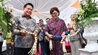 Direktur Utama BSI Hery Gunardi (kiri) bersama Rektor Universitas Gadjah Mada Ova Emilia (kanan) saat peresmian outlet baru BSI KCP Yogyakarta UGM dan menyediakan Laboratorium Kewirausahaan & UMKM di Fakultas Ekonomika dan Bisnis, Jumat (20/1).