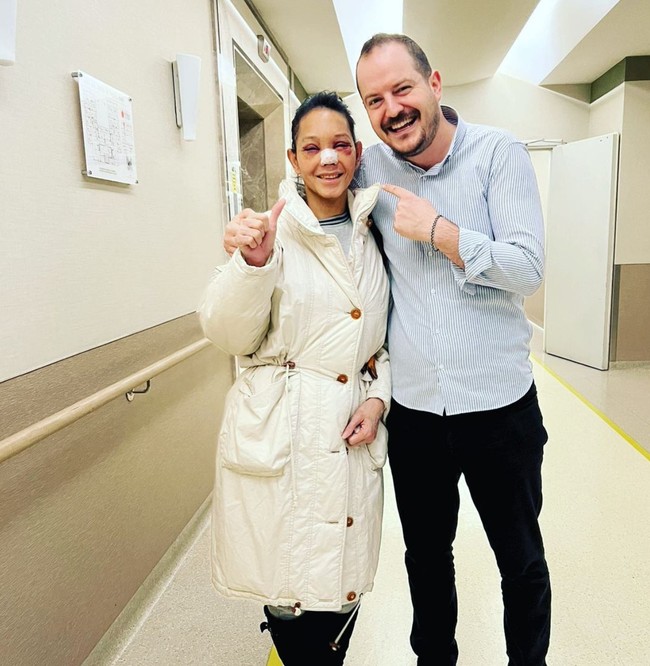 Pada unggahan selanjutnya Bunda Corla tampak berpose bersama dokter yang menanganinya. Dalam keterangan fotonya ia menandai akun sang dokter yang ternyata merupakan seorang dokter bedah plastik asal Turki. Terlihat bagian hidung Bunda Corla yang masih ditutup dengan perban. Bagian matanya pun tampak masih lebam. Foto: Instagram/@corla_2