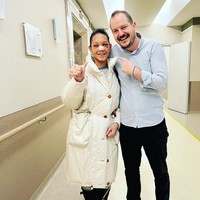 Pada unggahan selanjutnya Bunda Corla tampak berpose bersama dokter yang menanganinya. Dalam keterangan fotonya ia menandai akun sang dokter yang ternyata merupakan seorang dokter bedah plastik asal Turki. Terlihat bagian hidung Bunda Corla yang masih ditutup dengan perban. Bagian matanya pun tampak masih lebam. Foto: Instagram/@corla_2