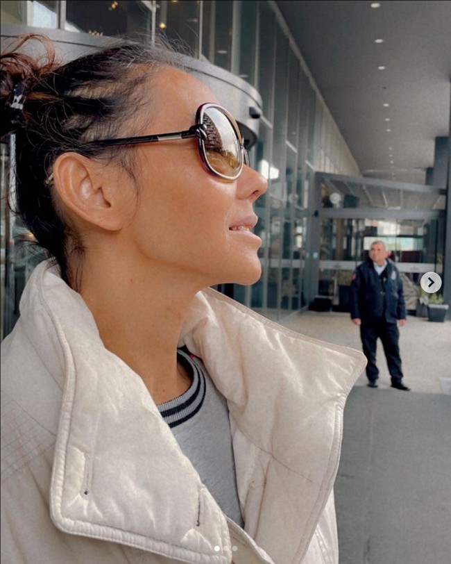 Di unggahan selanjutnya Bunda Corla terlihat sudah percaya diri memamerkan hidung barunya. Ia tampak memotret bagian hidungnya dari berbagai sisi. Dari samping seperti ini hidung Bunda Corla tampak begitu mancung. Foto: Instagram/@corla_2