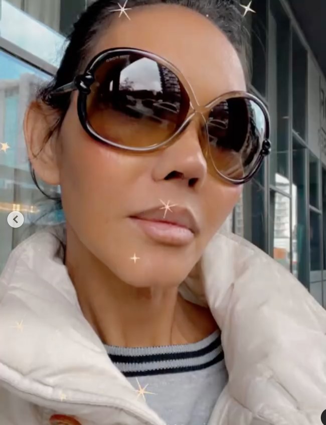 Sambil mengenakan kacamata hitam, Bunda Corla terlihat tampil makin percaya diri. Ia menulis dalam keterangan unggahannya, Juara hidung bunda banditnya Lantam.. Foto: Instagram/@corla_2