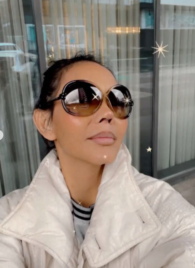 Jika diperhatikan, dilihat dari bawah bekas jahitan operasi plastik hidung Bunda Corla terlihat cukup jelas. Melihat penampilan baru Bunda Corla, tak sedikit netizen yang memujinya. Foto: Instagram/@corla_2