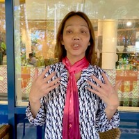 Walaupun bagian matanya terlihat masih sedikit lebam namun Bunda Corla sudah berani tampil percaya diri memamerkan wajah barunya. Bagaimana menurutmu penampilan baru Bunda Corla? Foto: Instagram/@corla_2