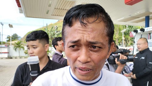 Bupati Lombok Tengah menyetop kegiatan live TikTok mandi lumpur yang melibatkan lansia dan emak-emak.