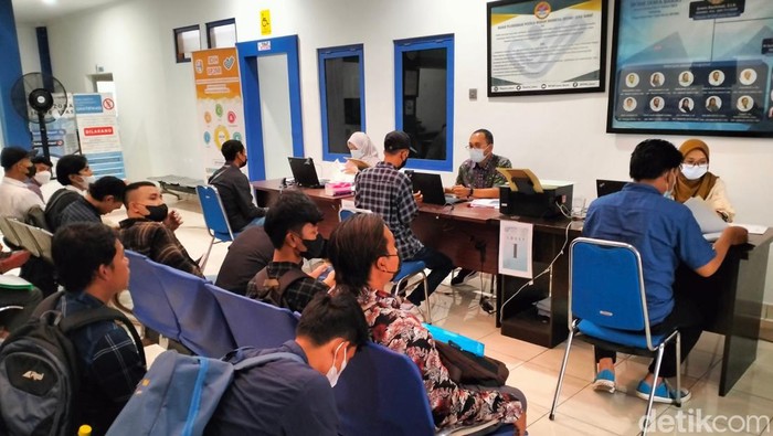 Calon pekerja migran ke Kores Selatan mengurus dokumen di kantor BP2MI Bandung, Jumat (20/1/2023).